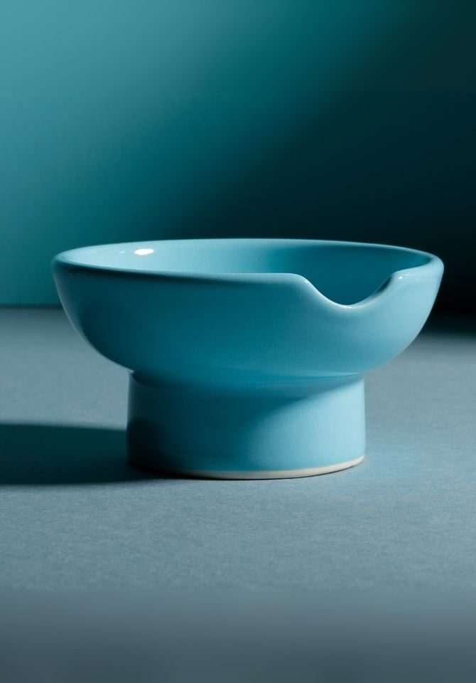 You can also use our blue ashtray for grinding herb or serving sauces