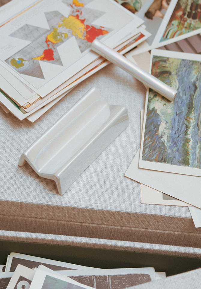 Our iridescent white rolling tray set lets you puff your way