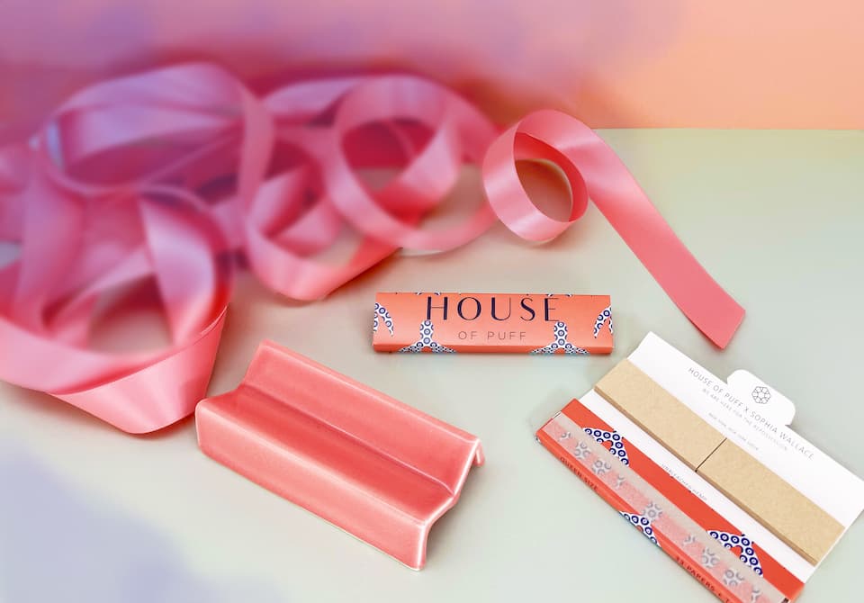 Our orange rolling tray set includes unbleached hemp rolling papers