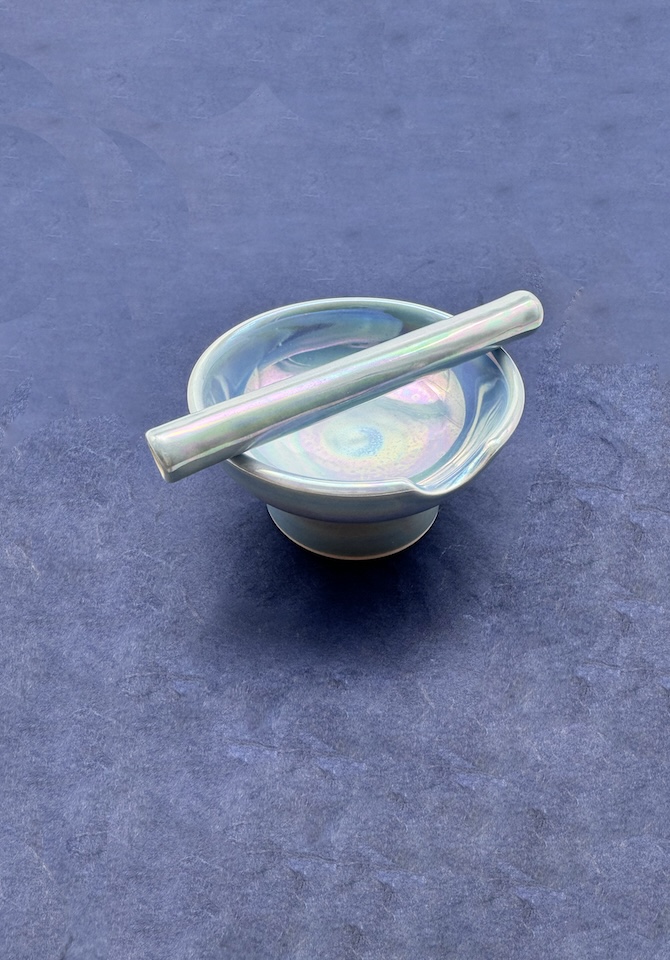 You can also use our unique ashtray for grinding herb or serving sauces