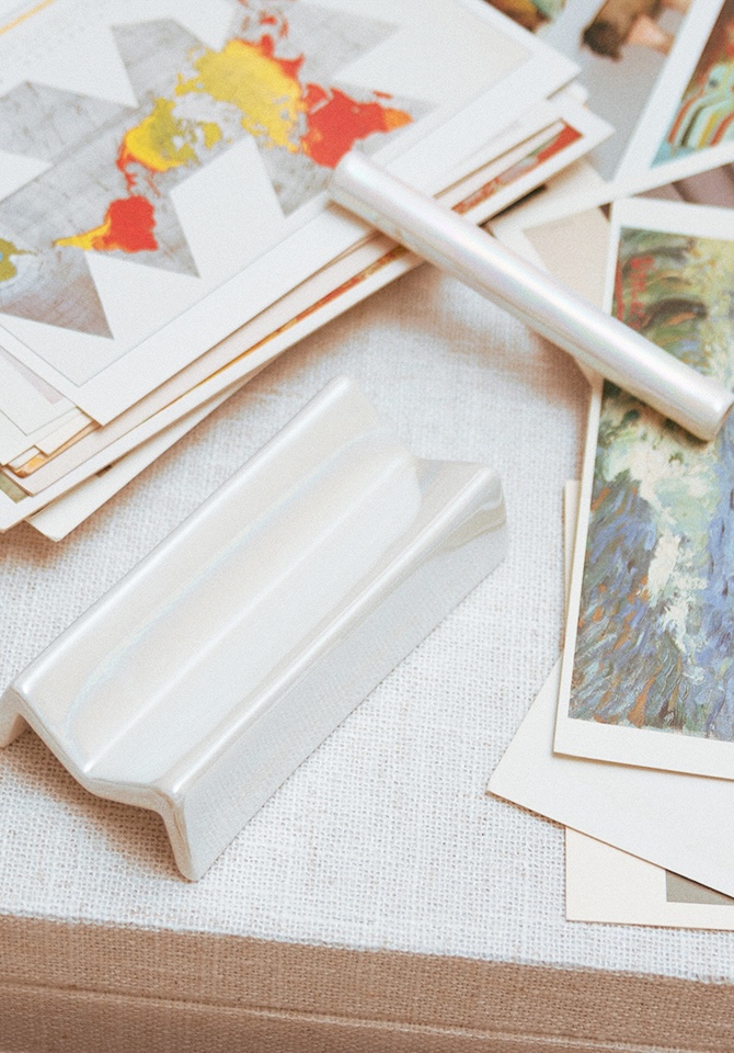 Our iridescent white rolling tray set lets you puff your way