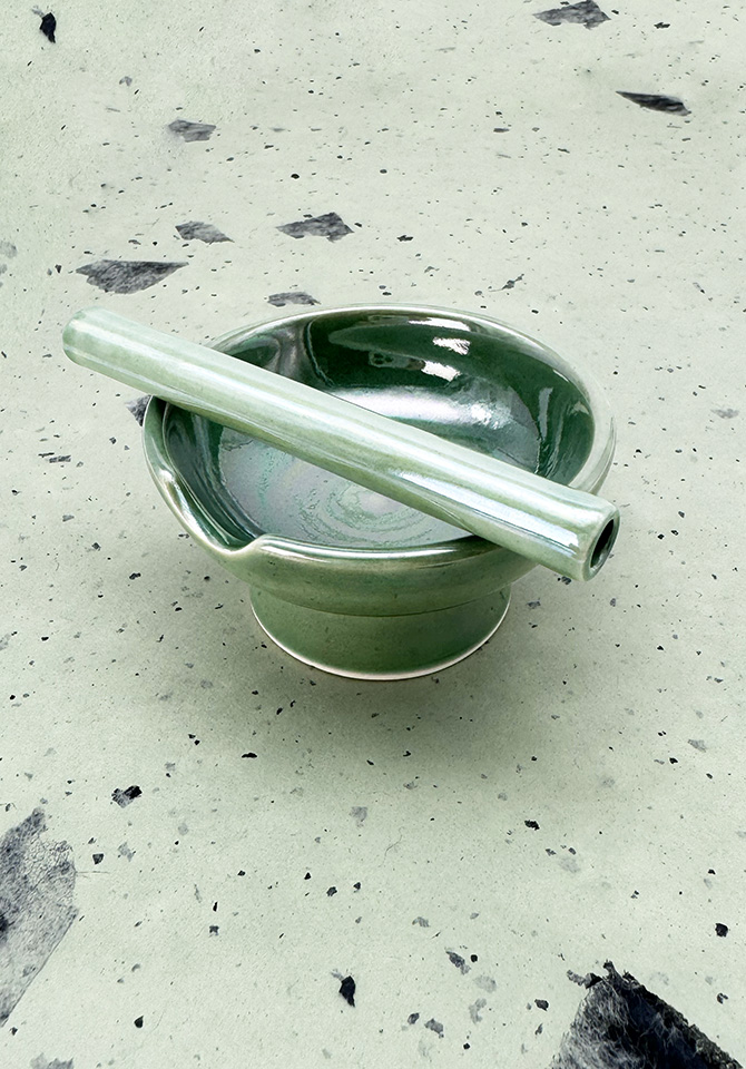 You can also use our ceramic ashtray for grinding herb or serving sauces