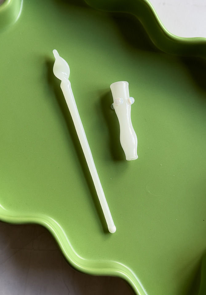 Our white joint holder pairs perfectly with our white tamping stick to make this set the most cool smoking accessories